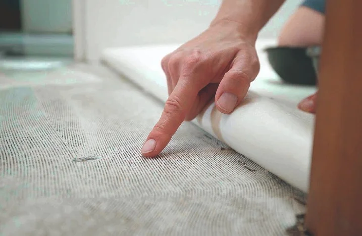 Hand zeigt auf einen Unterboden